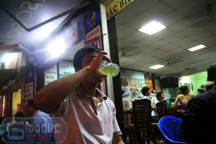 Mặc dù đã có lệnh cấm uống bia rượu khi lái xe nhưng các quán bia vào ngày nóng vẫn vô cùng tấp nập